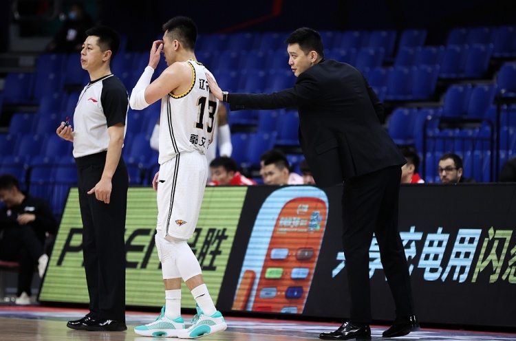 字母没走成教练怎么用？杨鸣：不要再试探底线 只需维护好关系