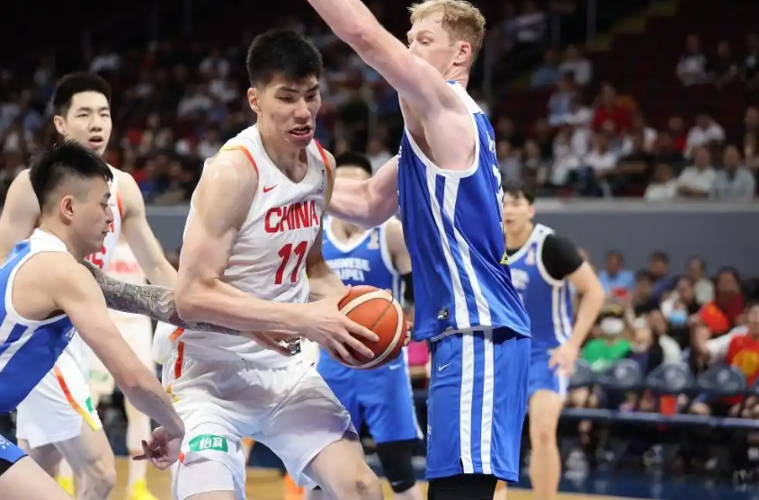 开云电子-100-93！中国男篮又大逆转，央视解说员点名表扬4人，成赢球功臣